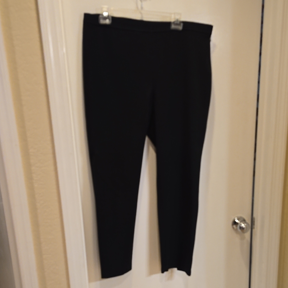 St. John Elegant Black Cropped Pants